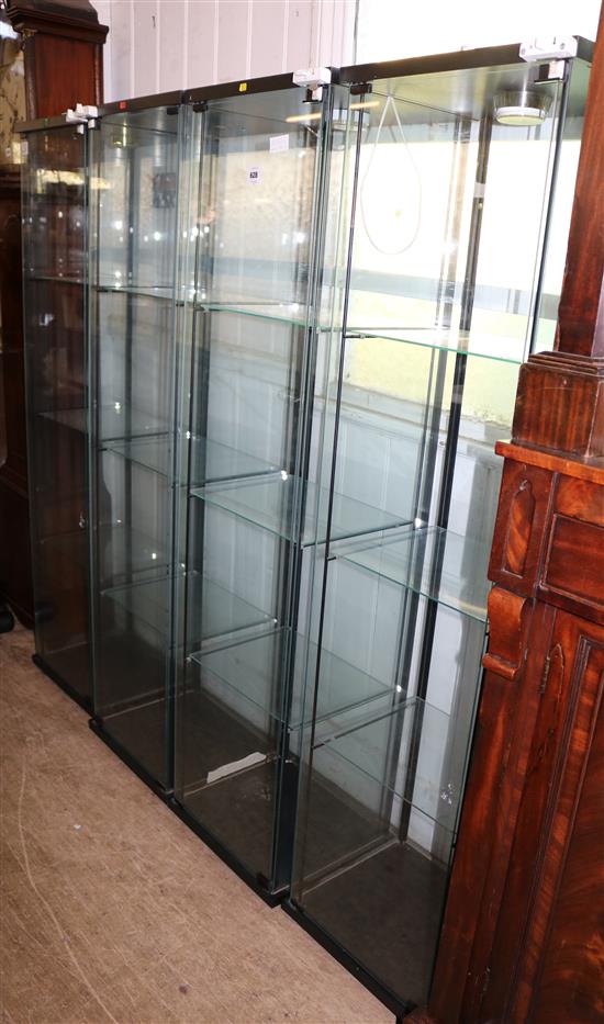 4 glass cabinets(-)